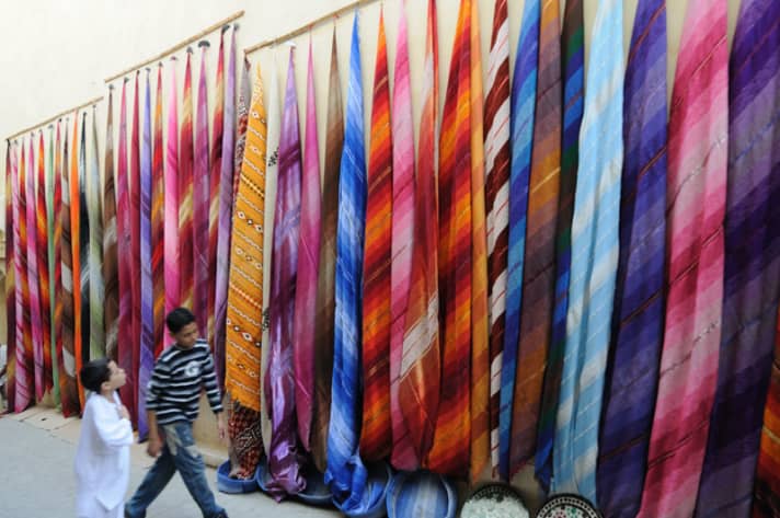   Colourful variety on rest days: time to visit the old towns and markets of Fès and Marrakech. 