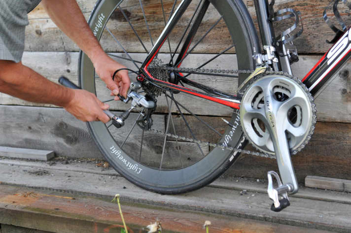   Frappierend ähnlich: Die Ultegra-Kurbel ist der Dura-Ace wie aus dem Gesicht geschnitten, neben der Farbe machen vor allem die polierten Flächen den Unterschied. Die Kettenführungsrolle am Schaltwerk dreht sich um Keramikgleit- statt Rillenkugellager, die vier großen Ritzel sind aus Stahl statt aus Titan. 