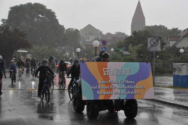 Même sous une pluie battante, les participants au Seaside Ride et les habitants de Rerik envoient un message fort à l'occasion du Tour de la Tolérance.