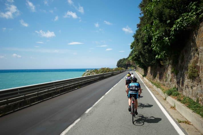   ...alors que le peloton des coureurs individuels est depuis longtemps divisé en petits groupes et en solistes. 