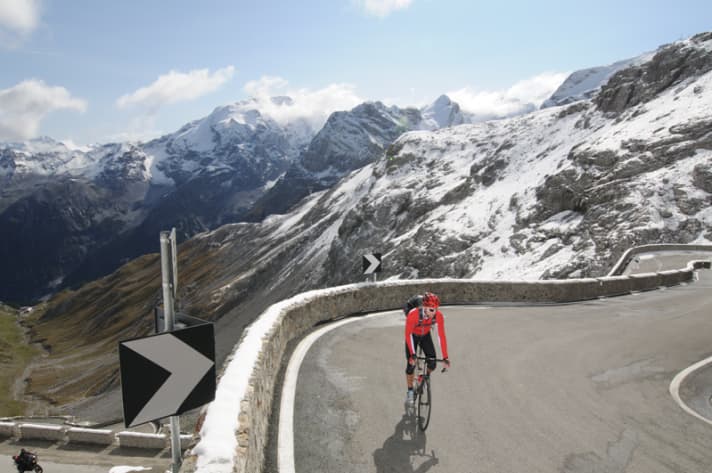   The nearby Stelvio Pass has as many metres in altitude as Grindelwald's famous Eiger North Face: 1,800 