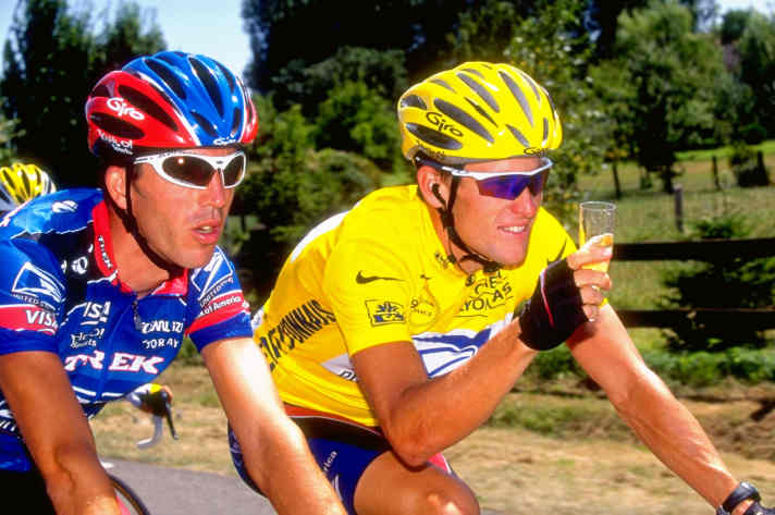 25 juillet 1999 : Lance Armstrong des États-Unis et de l'USP toaste sa victoire après avoir remporté le Tour de France 1999 entre Arpajon et Paris, France.  \ Mandatory Credit : Doug Pensinger /Allsport