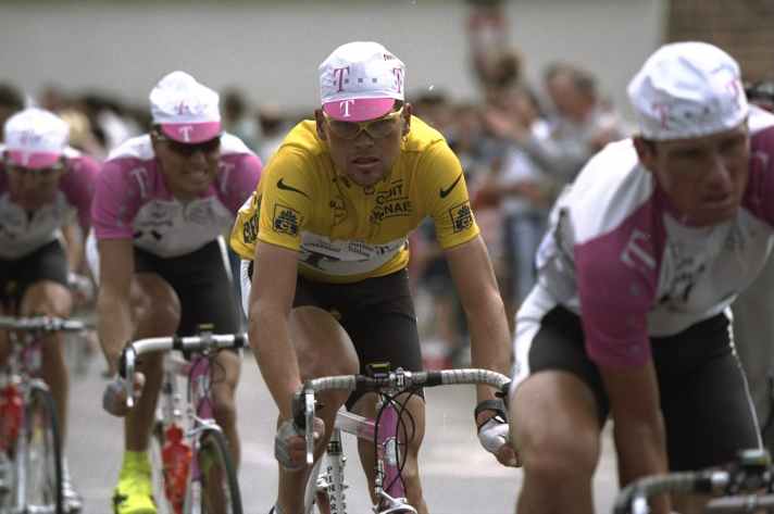 L'équipe Telekom contrôle le peloton lors du Tour de France 1997.