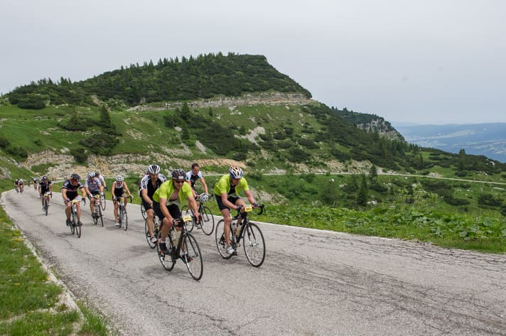 Les participants au TOUR Transalp ont la vue au loin, tout en haut du plateau.