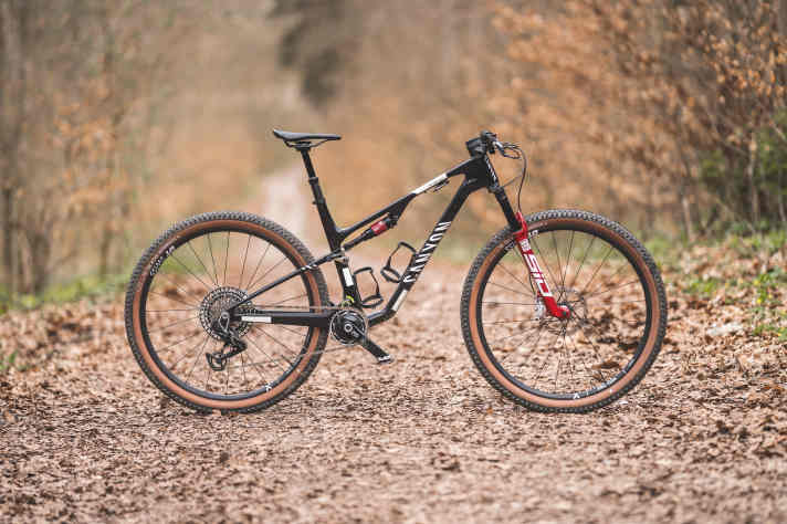 Das Canyon Lux World Cup CFR kommt fürs neue Modelljahr deutlich moderner daher.