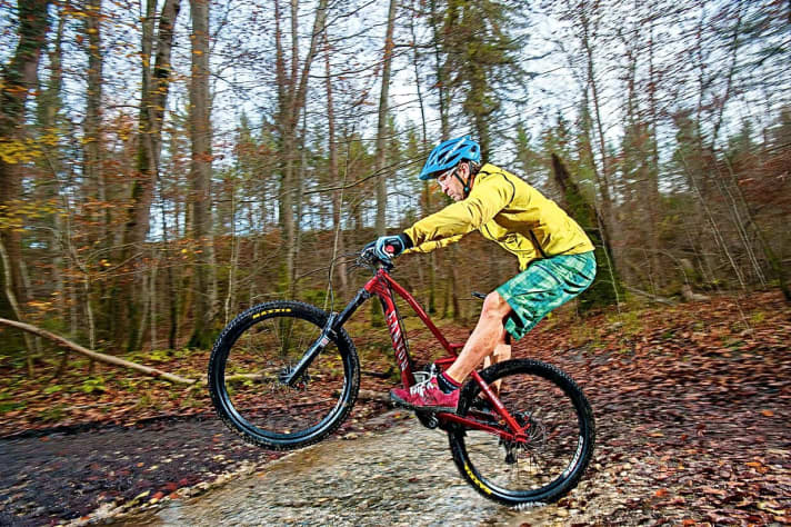 Das Quietschen bei nassen Verhältnissen oder bei Regen ist mehr oder weniger normal für MTB-Scheibenbremsen.