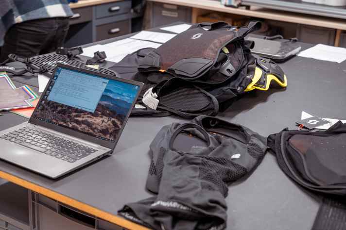 Auf dem Prüfstand mussten die Protektoren zeigen, wie gut sie tatsächlich bei Stürzen schützen.