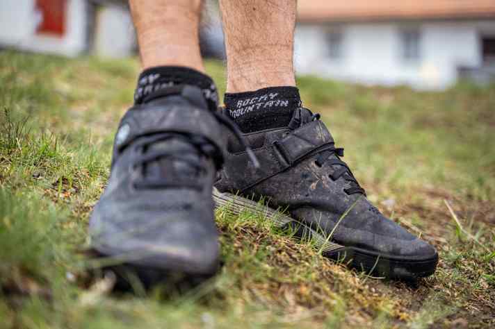 Anfang der 2000er-Jahre schwer in Mode, mittlerweile ein Style-Redflag: Knöchelsocken.