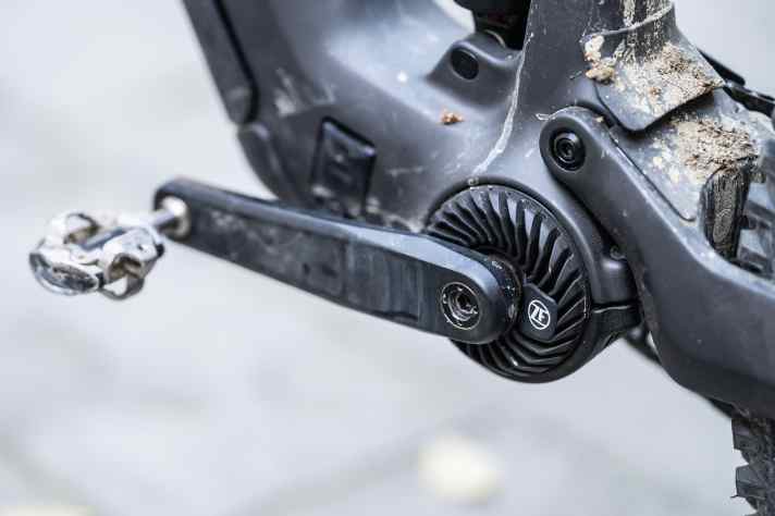 Kreisrund und auffällig klein bildet der neue ZF CentriX Motor das Herzstück des Raymon Tarok.