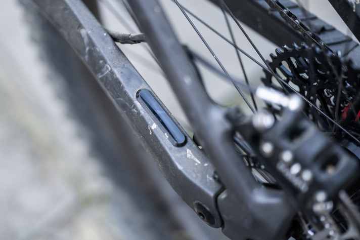 Optisch dezent integriert, besitzt das Raymon Tarok Ultra eine Seitenständeraufnahme an der Carbon-Kettenstrebe.