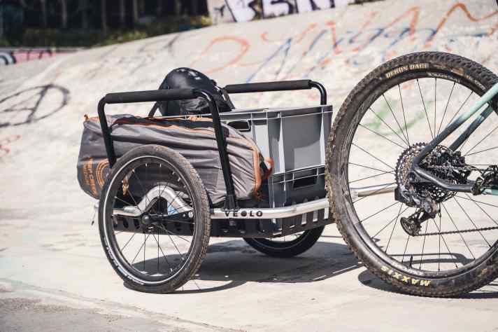 Multitasking is no problem for the Veolo load trailer.