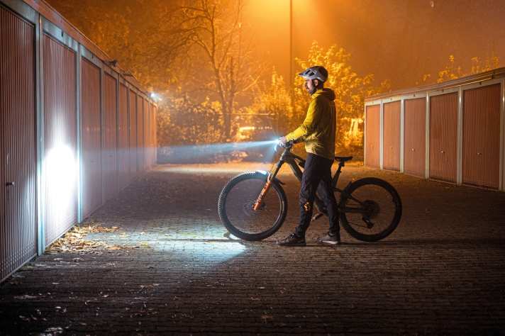 StVZO-Lampen müssen korrekt eingestellt werden, um den Verkehr nicht zu blenden. Am besten checkt man die passende Höhe im Stand an einer Wand.