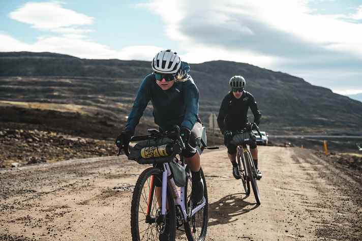 With wind peaks of up to force 10, you have a hard time staying on the gravel road.