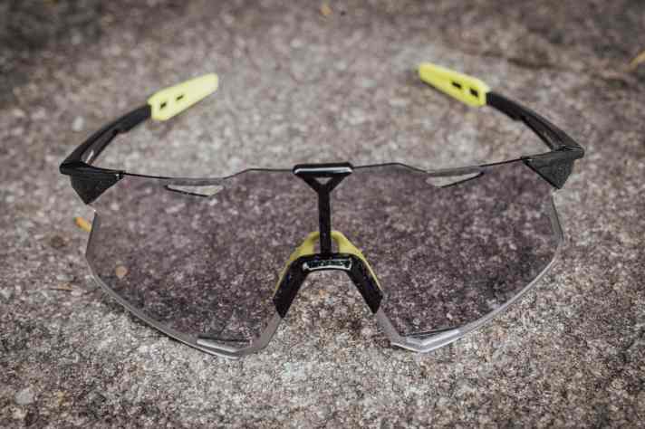 Die ausladende Mono-Scheibe sorgt für eine sportliche Optik und exzellente Rundumsicht