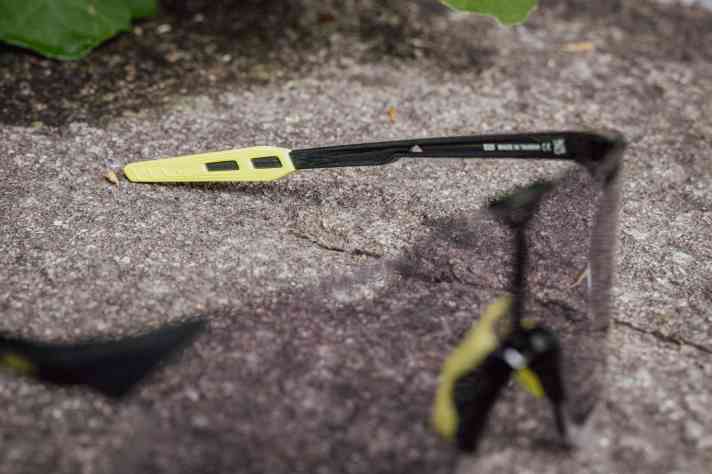 Auch die Bügel sind fix und besonders lang - dadurch passen sie nicht zu jedem Helm-Typ