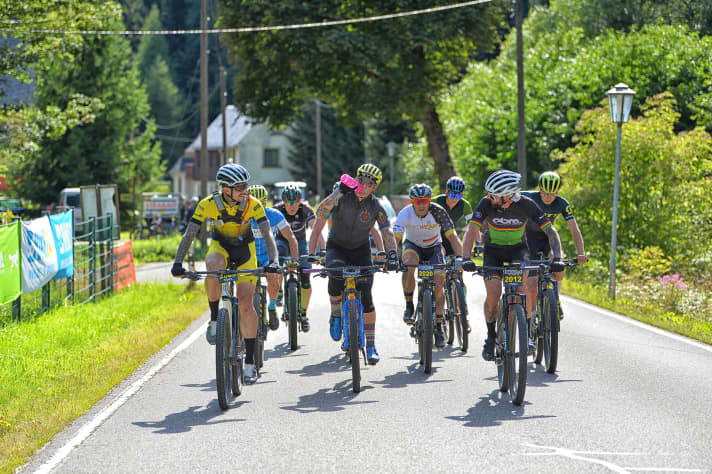 Start of the infernal EBM300 ride: The triple version with 300 kilometres and 9000 metres of altitude was an exclusive pleasure for 50 select endurance enthusiasts. In the black jersey (drinking): BIKE reporter Henri Lesewitz.