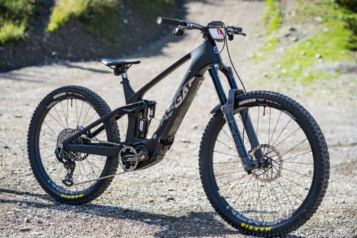 Compared to the standard bike, Fischi rides a smaller 27.5-inch rear wheel in EDR-E-Racing. This suits his radical riding style and the sometimes tight enduro courses.