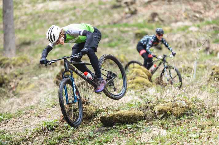 Cape-Epic-Siegerin Nicole Koller verfolgt BIKE-Testredakteur Jan Timmermann auf der einstigen Worldcup-Strecke im Albstädter Bullentäle.
