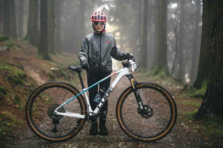 Twelve-year-old Magdalena and her Cube Elite cross-country hardtail.