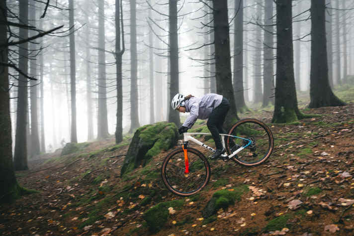 Gut integriert: Das Cube platziert seinen Piloten gut im Bike. Testerin Klara wäre längerfristig schon eine Kandidatin für die größere der zwei Rahmengrößen.