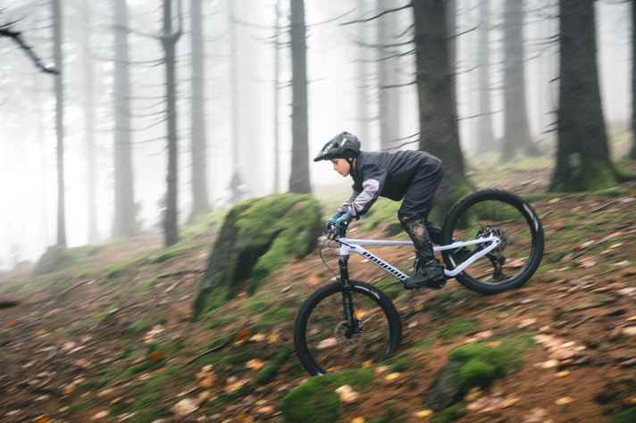 Verspielt dank kurzem Heck und niedriger Überstandshöhe, aber etwas zu indirekt aufgrund eines sehr flachen Lenkwinkels: Die Geometrie des Propain Yuma 4 26 geht in vielen, jedoch nicht allen Situationen gut auf.