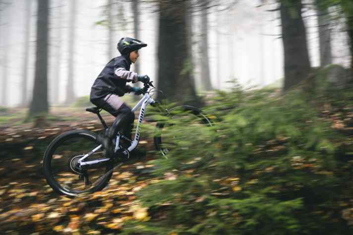 Ready to ride, the Propain Yuma 4 26 weighs a whopping 14 kilos. Too much for energetic uphills. The fully-fledged MTB drive helps on steep ramps.