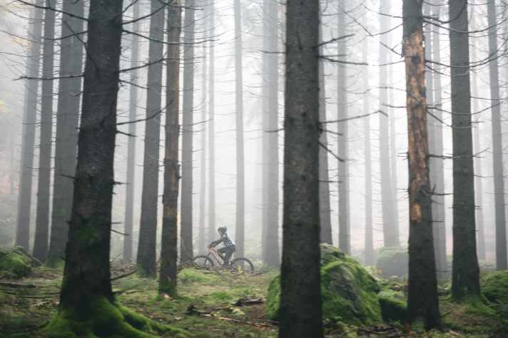 Wenn das Material spannend und spaßig genug ist, kann auch schlechtes Wetter Kinder und Jugendliche nicht vom Mountainbiken abhalten.