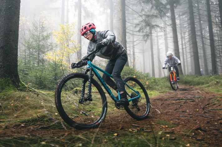 The VPace Matz29L is a particularly versatile youth mountain bike and feels at home on tour and on the trail. The Cube hardtail at the rear is more specialised for cross-country laps.