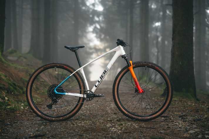 Looks like mum and dad's race bike: the Cube Phenix C:62 Rookie SLX impresses with its slim silhouette.