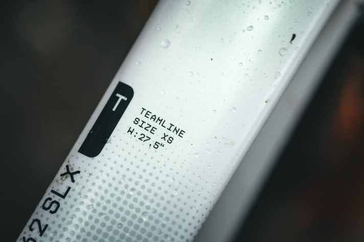 Das Cube Phenis C.62 Rookie SLX richtet sich an ambitionierte Nachwuchs-Racer und kommt in zwei Rahmengrößen. Die kleinere ist für 27,5 Zoll Laufräder ausgelegt, die größere rollt auf 29 Zoll.