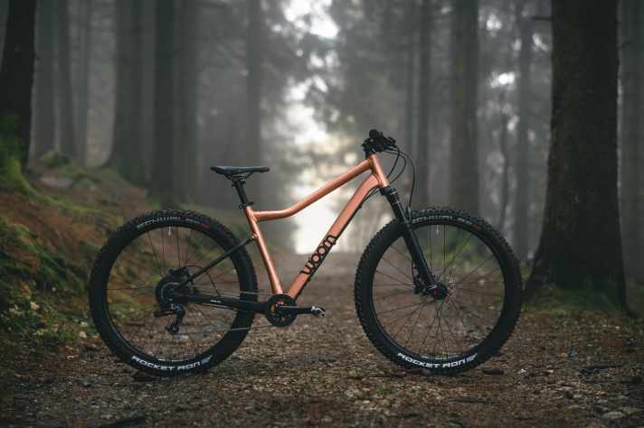 The Woom Off Air 6 is the largest mountain bike from the well-known brand and comes with 90 millimetres of travel on the suspension fork.