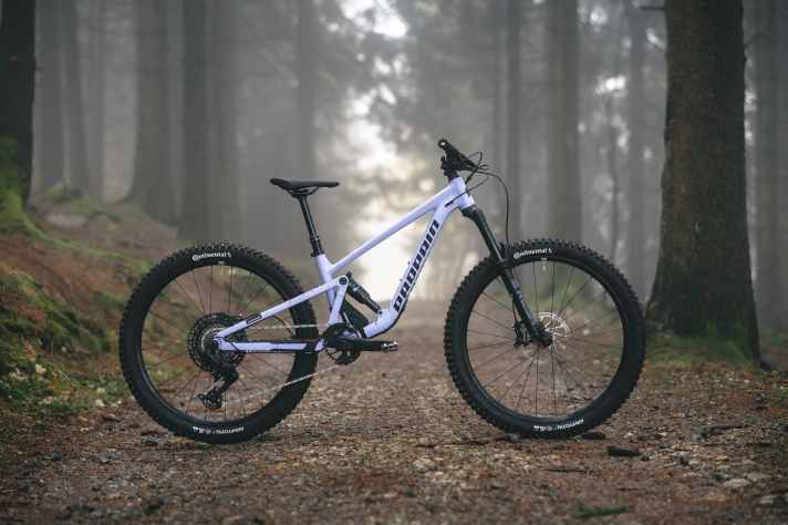 Fat tyres, plenty of suspension travel and modern geometry: the Propain Yuma 4 with 26-inch wheels is aimed at children who enjoy downhill riding.