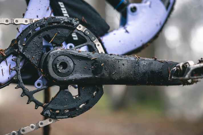 Ein Auffahrschutz soll das Kettenblatt vor Defekten bewahren. In Sachen Haltbarkeit geht Propain keine Kompromisse ein - auch nicht fürs Gewicht.