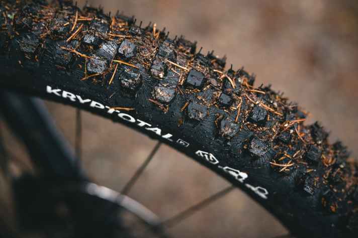 The Continental Kryptotal tyres on the children's full-suspension bike from Propain are fully-fledged enduro tyres. Grip, traction and puncture protection are at the highest level. Unfortunately, this also applies to the weight.