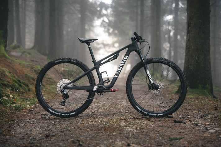 In frame size XS and with attractively priced parts, the Canyon Lux World Cup CF Young Hero is a cross-country speedster for up-and-coming racers.