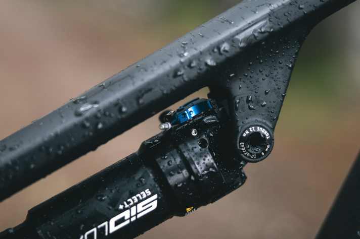 The damper adjuster for the rebound can only be reached when the lockout is activated and a special Allen key with a shortened nose is to hand.