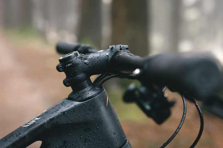 Full on the attack: The 80-millimetre stem on the Canyon children's mountain bike points downwards. In combination with the flat bar, kids can put a lot of pressure on the front wheel and provide powerful propulsion.