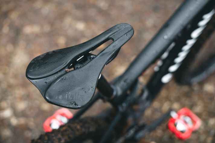 At first glance, the angular Selle Italia saddle is not necessarily a match for children's bums. However, none of the young bikers complained in the test.