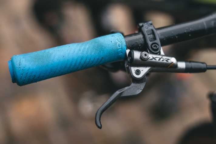 Lightweight Ergon grips and classy Shimano XTR brakes fit perfectly on the fast children's hardtail.