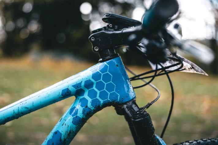 Da die Lackierung des Rahmens nicht auf Anhieb zum Farbton der Gabel passte, wurde das Kids-Bike mit passenden Aufklebern aufgemotzt.