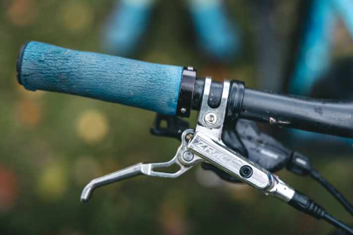 The disc brakes come from a Chinese manufacturer and have so far reliably decelerated the kids' mountain bike.