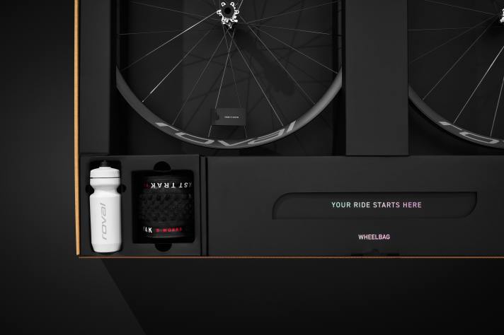 In der Kiste des Roval Control SL Team Carbon-Laufradsatzes steckt alles, um die 29 Zoll Räder in Betrieb zu nehmen und instand zu halten.