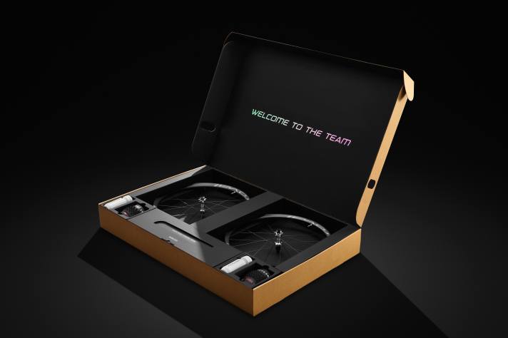 Im Preis von 3000 Euro für den Roval Traverse SL Team Laufradsatz ist eine ganze Menge Zubehör enthalten. Kunden erkaufen sich das Gefühl, Teil eines Profi-Teams zu sein.