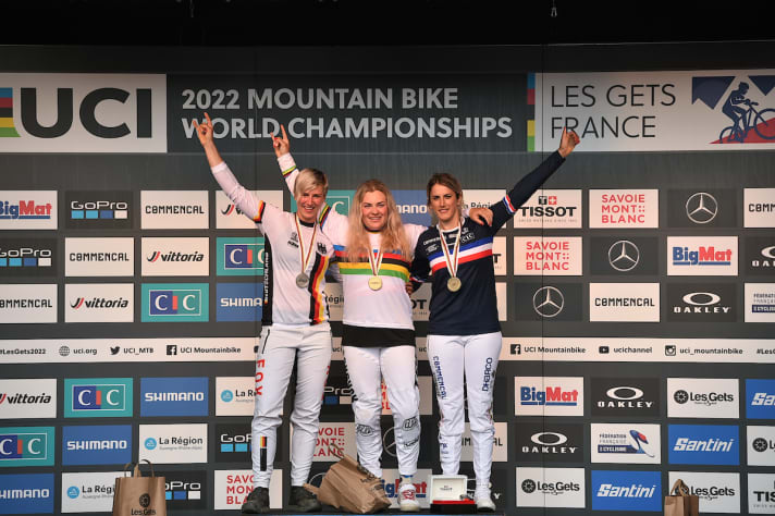 <a href="https://www.bike-magazin.de/events/fahrer/starke-frauen-im-bike-sport-interview-mit-vali-hoell/" target="_blank" rel="noopener noreferrer">Valentina Höll</a> holte sich bei der <a href="https://www.bike-magazin.de/events/rennen/uci-downhill-wm-les-gets-hoell-siegt-vor-hoffmann-bruni-holt-5-titel/" target="_blank" rel="noopener noreferrer">Weltmeisterschaft 2022 in Les Gets</a> ihr erstes Elite-Regenbogentrikot. Knapp dahinter fuhr Nina Hoffmann  mit nur 0,906 Sekunden Rückstand auf den Vizerang. Bronze ging an Myriam Nicole.