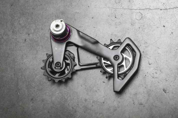 At a price of 130 euros, the carbon transmission derailleur cage will remain a gimmick for most people.