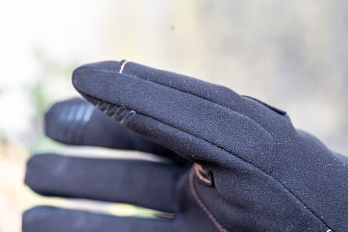 Für nasse Tage nur bedingt geeignet. Der Wischdaumen zum Reinigen der Brille oder zum Schweiß wegwischen funktioniert aber gut