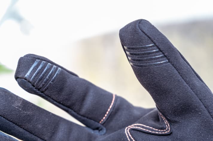 Trotz griffigem Silikon lässt sich auch das Smartphone mit Daumen oder Zeigefinger bedienen