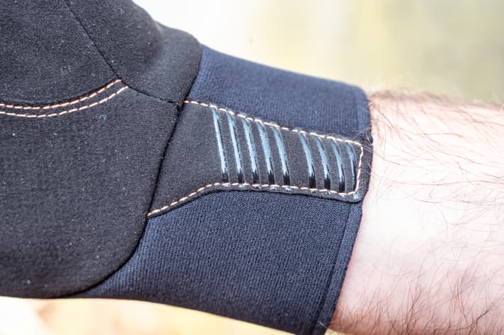 Reinschlüpfen ist beim Nokken auch ohne Klettverschluss kein Problem. Das Neopren-Bündchen ist schön flexibel