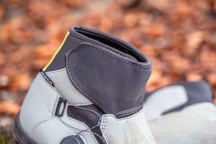 Schon mal gut bei Nässe: der Schaft reicht locker unter die Regenhose