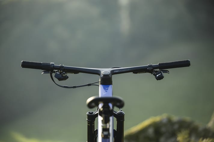 Aufgeräumte Optik und geringes Gewicht dank Systemintegration: das Carbon-Cockpit des neuen Canyon Lux Trail CFR.